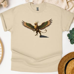Goldener Natur Griffin breitet seine Flügel aus T-Shirt, Fabelwesen Shirt, Tier Liebhaber Geschenk, Wildtier Grafik T-Shirt, Natur Grafik Top