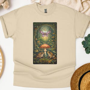 Maglietta con falena fungo fungo fantasy, regalo per amanti della natura, maglietta boho, maglietta con creatura del bosco, maglietta con foresta magica, avventura all&#39;aria aperta