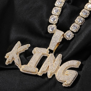 Collar de hip hop personalizado para hombre: colgante de letra helada, cobre y circonita, cadena versátil para ropa urbana, regalo genial, cadena de cuerda gratis.