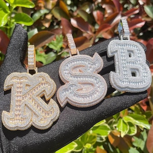 Colar personalizado com pingente de letras hip hop em dois tons de A a Z com 26 iniciais maiúsculas, presente para ele/ela com corrente de corda grátis e gravação grátis