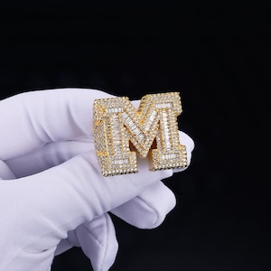 Anillo de circonita cúbica bañado en oro con 'M' - Anillo de bodas con brillo hip hop para él/ella, regalo de aniversario de compromiso, joyería de promesa de lujo