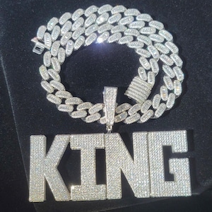 Colar com pingente de letra com nome personalizado e corrente de elos cubanos de 12 mm - Big Iced Out Charm Bling Joias personalizadas Presentes de aniversário para ele
