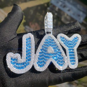 Collar con colgante inicial colorido personalizado - Joyería con dije de letra de hip hop personalizada, regalo para ella/él con cadena de cuerda gratis, grabado gratis