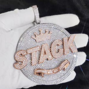 Colgante de letra chapado en oro personalizado con brillo helado, colgante grande de oro blanco de 14 quilates con corte de diamante redondo, regalo para él y ella, grabado gratuito