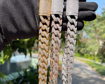 Geschwungene kubanische Gliederkette mit Iced Out CZ Steinen - Hip Hop Bling Schmuck für Männer, Benutzerdefinierte Name Halskette Geschenk für Ihn Verstellbare Kette