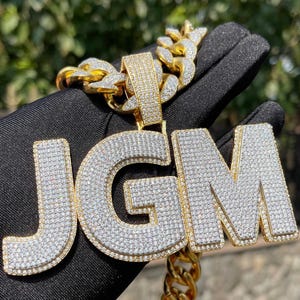 Colgante con nombre y letra personalizado con cadena de eslabones cubanos de 12 mm, gran dije con brillo, collar personalizado, regalo de cumpleaños para él, cadena de cuerda gratis.