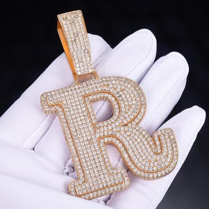 Colar com pingente inicial personalizado Hip Hop Iced Out, acabamento em ouro 14K, diamantes simulados, pingente brilhante de 3,25 com corrente de corda grátis - gravação grátis