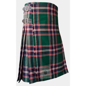 Könnte beinhalten: Ein grüner, rot-weiß karierter Kilt mit zwei grauen Lederriemen und Schnallen. Der Kilt hat ein plissiertes Design und ist aus gewebtem Stoff gefertigt. Ein traditionelles Kleidungsstück.