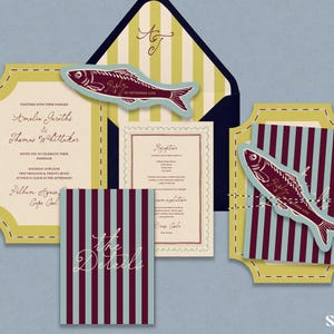 Könnte beinhalten: Ein Hochzeitspapeterie-Set mit cremefarbenen und olivgrünen, geschwungenen Karten mit kastanienbraunen und hellblauen Streifen. Das Set enthält eine fischförmige Antwortkarte, einen Umschlag mit gestreiftem Futter und Karten mit dem Text The Details.