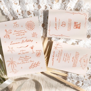 Peut inclure: Ensemble de faire-part de mariage avec un fond pêche clair et des illustrations orange. L'ensemble comprend une invitation, une carte de réponse et une carte de détails. L'invitation présente du texte et des dessins de soleil, de palmiers et de cocktail. La carte RSVP a un code QR.