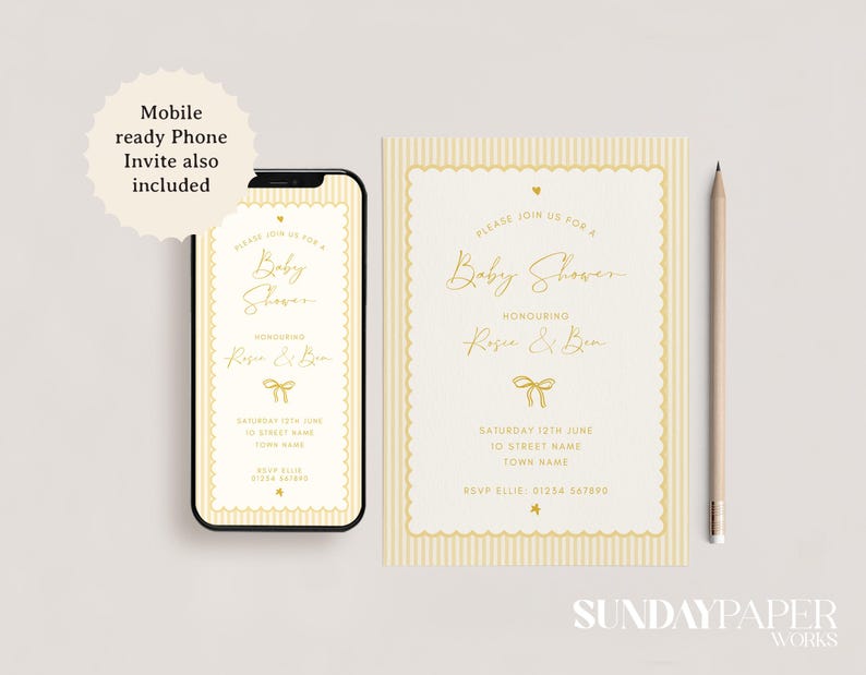 Może przedstawiać: Zestaw zaproszeń na baby shower, w tym smartfon wyświetlający zaproszenie, pasującą kartę i oł&oacute;wek. Zaproszenie ma kremowe tło ze złotym tekstem i grafiką kokardy. Tekst brzmi "Baby Shower".