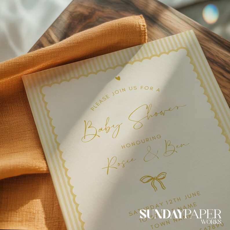 Może przedstawiać: Zaproszenie na baby shower z falistą obw&oacute;dką i ż&oacute;łtym wzorem w paski. Na zaproszeniu widnieje napis "Please join us for a Baby Shower Honoring Rosie & Ben" w eleganckim złotym skrypcie. Dołączona jest r&oacute;wnież ż&oacute;łta grafika kokardy.
