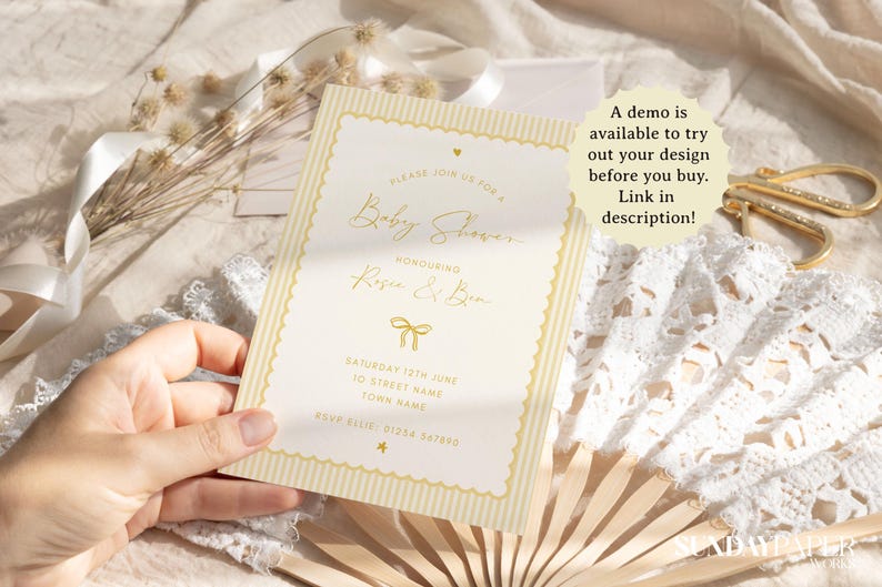 Może przedstawiać: Zaproszenie na baby shower w kolorze kremowym i złotym z falistą krawędzią i pionowymi paskami. Zaproszenie zawiera tekst "Baby Shower" oraz imiona "Rose & Ben". Dostępne jest demo, aby wypr&oacute;bować sw&oacute;j projekt przed zakupem.