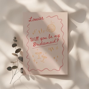 Könnte beinhalten: Eine rosa Karte mit dem Text "Louise" oben und "Will you be my Bridesmaid?" in der Mitte. Die Karte hat einen wellenförmigen rosa Rand und enthält Illustrationen einer Discokugel, Sektgläsern und Sternen.