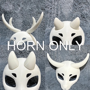 Könnte beinhalten: Drei weiße Plastikmasken mit Hörnern. Die Masken haben Augenlöcher und sind zum Tragen über dem Gesicht konzipiert. Der Text "HORN ONLY" ist in der Mitte des Bildes sichtbar.