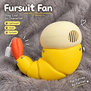 Può includere: Un ventilatore Fursuit portatile, silenzioso e leggero a forma di gamberetto. Il dispositivo presenta un corpo giallo segmentato con una sezione della coda arancione brillante, una testa color crema con prese d'aria e una clip bianca sulla coda.