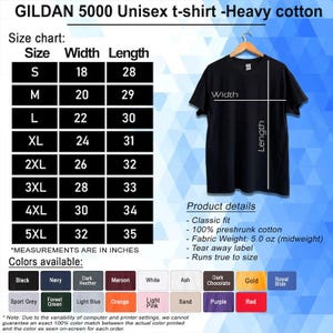 Puede incluir: Camiseta unisex Gildan 5000 negra, de algod&oacute;n grueso, mostrada en una percha. La imagen incluye una tabla de tallas con medidas en pulgadas y una carta de colores con opciones como negro, azul marino y granate. Tambi&eacute;n se enumeran los detalles del producto.