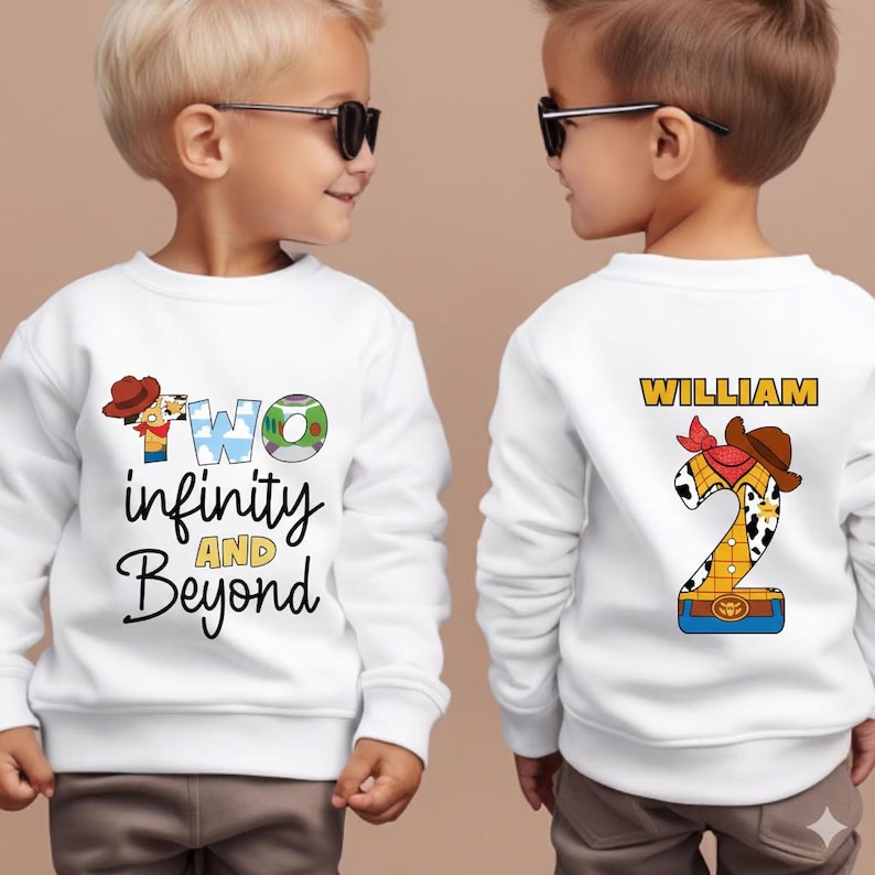 Puede incluir: Sudadera blanca con el texto "TWO infinity AND Beyond" en la parte delantera. El dise&ntilde;o incluye un sombrero de vaquero y el n&uacute;mero 2. La parte trasera de la sudadera tiene el nombre "WILLIAM" y un dise&ntilde;o del n&uacute;mero 2.