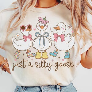 Cute Silly Goose T-Shirt | Funny Duck Tee for Women | Kawaii Goose Shirt Aesthetic | Gift for Goose Lover | Retro Graphic Tee
