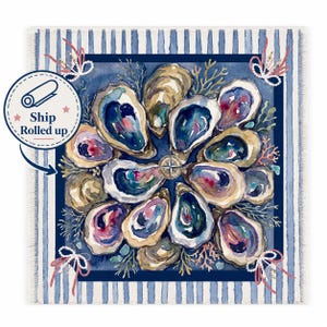 K&ouml;nnte beinhalten: Quadratische Decke mit einem Aquarelldesign von Austern, die um eine Windrose angeordnet sind. Die Decke hat einen marineblauen Rand und ein gestreiftes Muster in Blau und Wei&szlig;. Die Kanten sind gefranst.