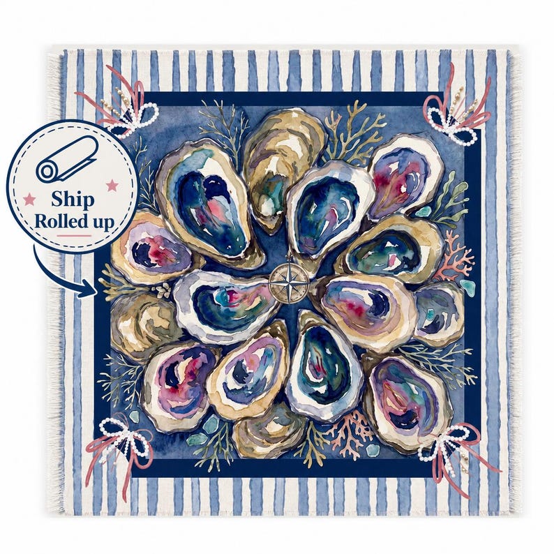 K&ouml;nnte beinhalten: Quadratische Decke mit einem Aquarelldesign von Austern, die um eine Windrose angeordnet sind. Die Decke hat einen marineblauen Rand und ein gestreiftes Muster in Blau und Wei&szlig;. Die Kanten sind gefranst.
