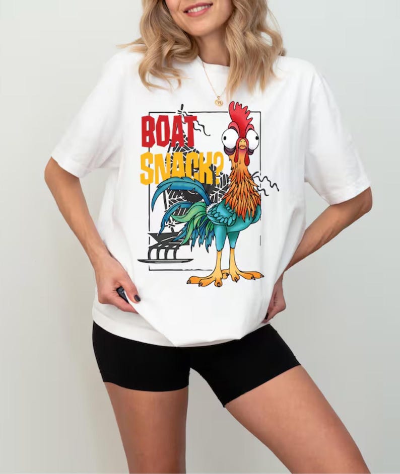 Puede incluir: Camiseta blanca con un dise&ntilde;o de gallo de dibujos animados y el texto "BOAT SNACK?" en rojo y amarillo. El gallo tiene una cresta roja, plumas naranjas y azules y ojos grandes. Camiseta casual y unisex.