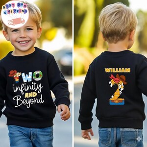 Puede incluir: Sudadera negra con el texto "Two infinity and Beyond" y un dibujo de vaquero de dibujos animados en la parte delantera. La parte trasera de la sudadera tiene el nombre "William" y un n&uacute;mero 2 de dibujos animados con un sombrero de vaquero.