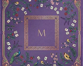 Puede incluir: Pañuelo cuadrado morado con borde dorado y diseño central de llave griega dorada. El pañuelo presenta una gran letra dorada "M" en el centro, rodeada de ilustraciones florales y de aves, incluyendo pavos reales y pájaros cantores, y fichas de Mahjong.