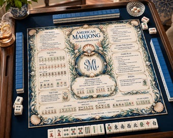 Op de afbeelding: Een complete American Mahjong-set op een houten tafel. De set bevat blauwe tegels, dobbelstenen en een referentiegids met de tekst "American Mahjong Official Reference Guide". De gids bevat handstructuren en spelinstructies.