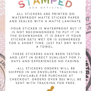 K&ouml;nnte beinhalten: Eine rosa und wei&szlig;e Grafik mit dem Text "STAMPED USA OFFICIAL" in einer bunten Schriftart. Der Text darunter erkl&auml;rt, dass alle Aufkleber auf wasserfestem mattem Aufkleberpapier gedruckt und mit einer matten Laminierung versiegelt werden. Der Text erkl&auml;rt auch, dass die Aufkleber wasserfest sind, aber nicht sp&uuml;lmaschinenfest sind. Der Text erkl&auml;rt auch, dass die Aufkleber 7+ Tage lang direkter Sonneneinstrahlung ausgesetzt waren und keine Verblassung aufwiesen. Der Text erkl&auml;rt auch, dass alle Aufkleberbestellungen in einem Umschlag versandt werden und die Sendungsverfolgung beim Kauf an der Kasse verf&uuml;gbar ist. Bestellungen &uuml;ber 25&nbsp;&euro; werden mit Sendungsverfolgung kostenlos versandt. Der Text endet mit "love, Emma x".