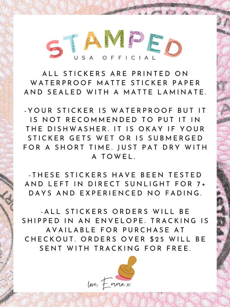 K&ouml;nnte beinhalten: Eine rosa und wei&szlig;e Grafik mit dem Text "STAMPED USA OFFICIAL" in einer bunten Schriftart. Der Text darunter erkl&auml;rt, dass alle Aufkleber auf wasserfestem mattem Aufkleberpapier gedruckt und mit einer matten Laminierung versiegelt werden. Der Text erkl&auml;rt auch, dass die Aufkleber wasserfest sind, aber nicht sp&uuml;lmaschinenfest sind. Der Text erkl&auml;rt auch, dass die Aufkleber 7+ Tage lang direkter Sonneneinstrahlung ausgesetzt waren und keine Verblassung aufwiesen. Der Text erkl&auml;rt auch, dass alle Aufkleberbestellungen in einem Umschlag versandt werden und die Sendungsverfolgung beim Kauf an der Kasse verf&uuml;gbar ist. Bestellungen &uuml;ber 25&nbsp;&euro; werden mit Sendungsverfolgung kostenlos versandt. Der Text endet mit "love, Emma x".