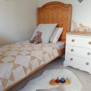 Edredón de lino para bebé hecho a mano: manta de patchwork con estrellas amarillas para niños pequeños, tapete de juego o tapiz para pared.