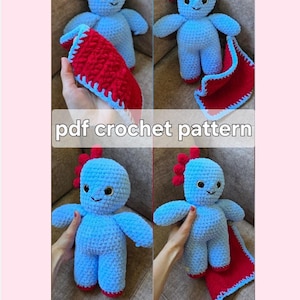 以下が含まれることがあります： 赤色の鶏冠と足を持つ、水色の編みぐるみのぬいぐるみ。青いトリムの赤い毛布を持っています。画像には「pdfかぎ針編みパターン」と「Cherry Bubbles - Igglepiggle Pattern」というテキストが表示されています。