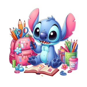 Puede incluir: Un personaje alienígena azul con orejas grandes está sentado frente a un libro abierto, sosteniendo un lápiz. Junto al personaje hay una mochila rosa llena de lápices y tijeras, un portalápices verde con lápices de colores y un pequeño reloj rosa.
