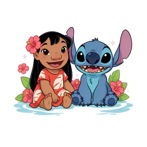 Peut inclure: Une illustration de dessin animé représentant une jeune fille aux longs cheveux noirs avec une fleur d'hibiscus rose, portant une robe rouge à motifs de feuilles blanches, assise à côté d'un extraterrestre bleu aux grandes oreilles et au large sourire.