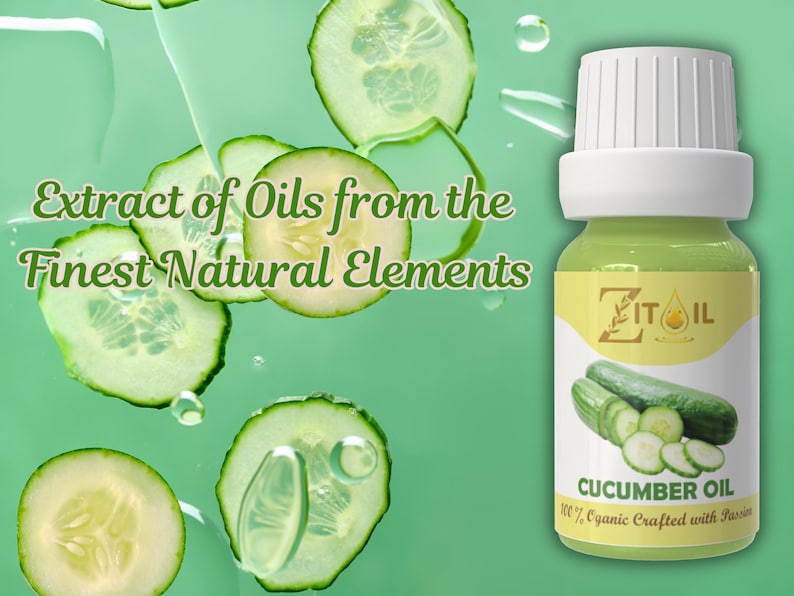 Puede incluir: Una botella de vidrio de aceite de pepino con una tapa blanca y una etiqueta verde. La etiqueta tiene el texto "FITOIL" y "CUCUMBER OIL" en una fuente marr&oacute;n. La botella est&aacute; rodeada de rodajas de pepino flotando en agua.