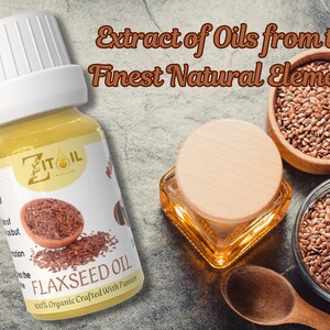 Puede incluir: Una botella de vidrio de aceite de linaza con una tapa blanca. La botella est&aacute; etiquetada con "ITIL Aceite de linaza 100% org&aacute;nico Elaborado con pasi&oacute;n". La imagen tambi&eacute;n muestra semillas de lino en un taz&oacute;n de madera y un frasco de vidrio de aceite.