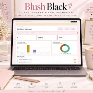 Puede incluir: Un ordenador portátil que muestra el software Blush Black Client Tracker and CRM Dashboard. La pantalla presenta métricas de negocio, un gráfico de barras de pipeline y el estado de facturas. La interfaz tiene tonos rosa claro y blanco.