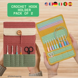 Puede incluir: Paquete de 2 soportes para ganchillos. Se muestran dos estuches para ganchillos, uno cerrado y otro abierto. El estuche cerrado es rojo y crema con un cierre de botón de madera. El estuche abierto es amarillo con múltiples ganchillos, tijeras y gomas elásticas.