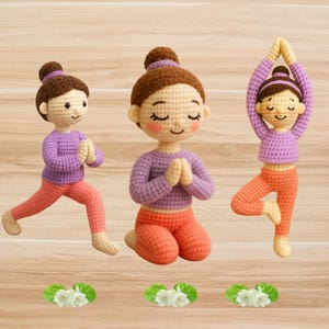 Può includere: Tre bambole all'uncinetto con capelli castani raccolti in chignon, che indossano maglie a maniche lunghe viola e leggings arancioni. Le bambole sono in diverse posizioni yoga: affondo, in ginocchio con mani giunte e posizione dell'albero. Ognuna ha un piccolo fiore bianco.