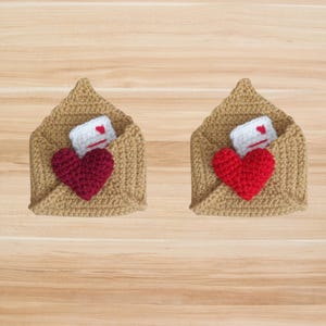 Może przedstawiać: Zestaw trzech ceramicznych kubków z nakrapianym, matowym wykończeniem. Kubki są w odcieniach kremu, jasnoszarości i ciemnoszarości. Każdy kubek ma prosty, minimalistyczny design i zaokrąglony uchwyt.