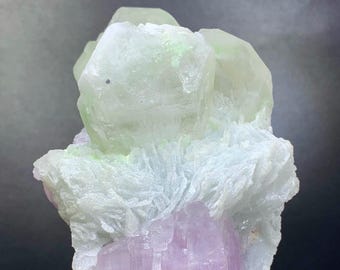 アフガニスタン鉱山産の天然ピンク色蛍光クンツァイトクリスタル。36