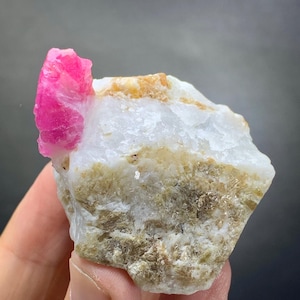 Naturligt rödfärgad fluorescerande rubinprov från Afghanistan. 64 gram