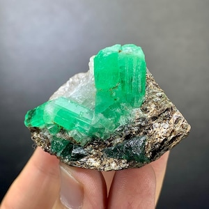 Esemplare di smeraldo naturale proveniente dalla miniera di Chitral, Pakistan. 53 grammi.