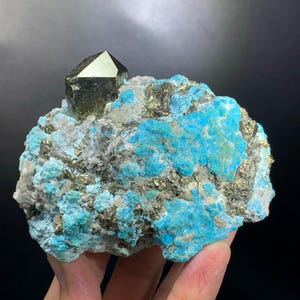 スカルドゥ鉱山産の希少な天然オレンジ色の重晶石結晶。天然鉱物。原石
