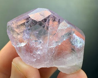 ナガール鉱山産の白雲母標本に付いた天然ピンク色の蛍光アパタイト結晶