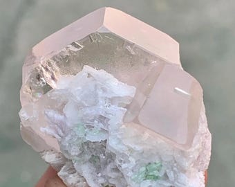 スカルドゥ鉱山産の天然ピンク色蛍光アパタイト結晶と黒トルマリン