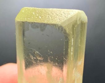 アフガニスタン鉱山産の天然ピンク色蛍光クンツァイトクリスタル。36