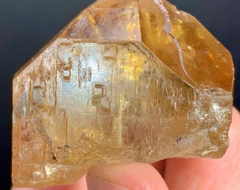 スカルドゥ鉱山産の豊かな金色のトパーズ結晶、原石のトパーズ標本
