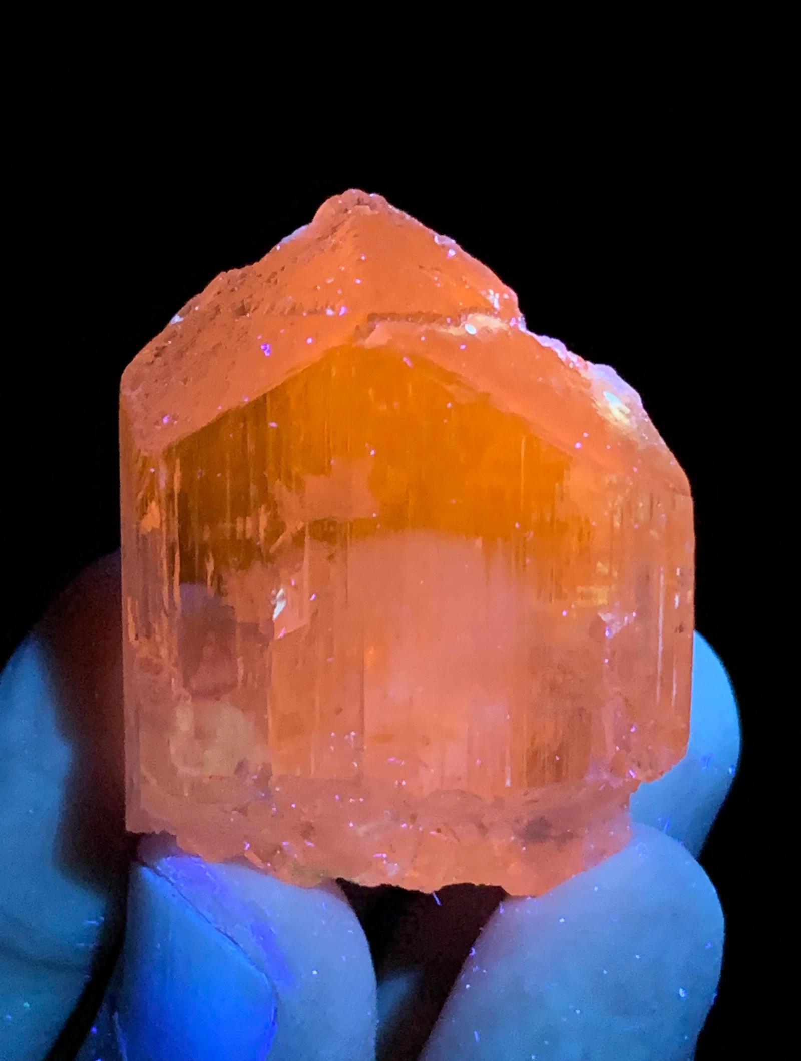 【アフガニスタン産】ピンクアパタイト(イエロー蛍光) アフガニスタン鉱山産の天然ピンク色蛍光クンツァイトクリスタル。36